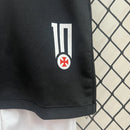 Kit Infantil Vasco Home (1) 2024/25 Kappa – uniforme oficial infantil com camisa branca e faixa diagonal preta, escudo bordado e short, ideal para pequenos torcedores do Vasco da Gama."
