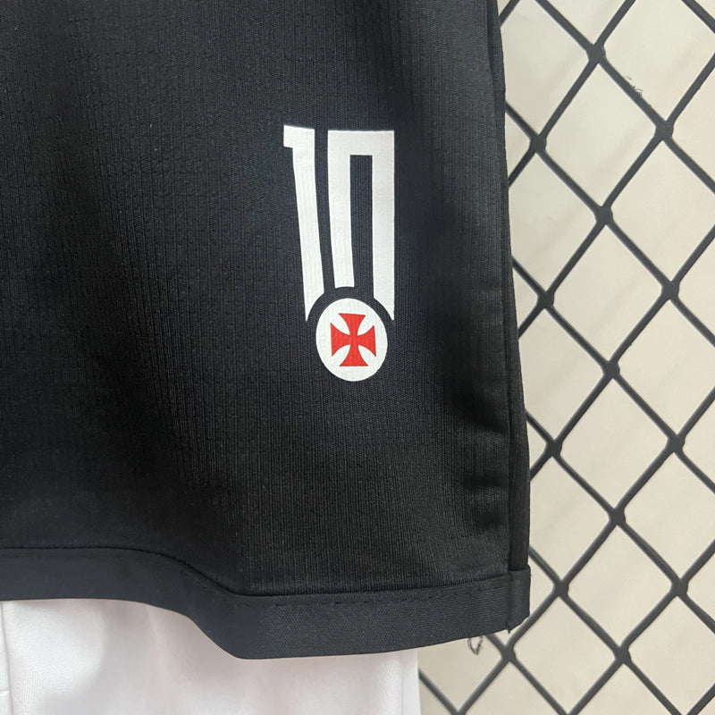 Kit Infantil Vasco Home (1) 2024/25 Kappa – uniforme oficial infantil com camisa branca e faixa diagonal preta, escudo bordado e short, ideal para pequenos torcedores do Vasco da Gama."
