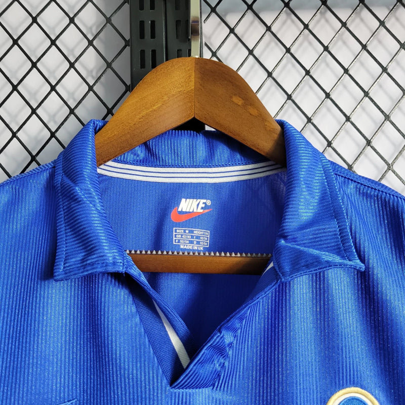 Camisa Itália Home I 1998/99 Nike Retrô masculina, azul, com escudo da seleção italiana no peito e logo Nike, feita em tecido leve e confortável, modelo retrô com caimento solto e tradicional, ideal para colecionadores e fãs de futebol histórico.