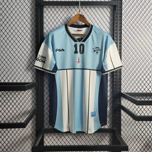 Camisa Argentina 2001/02 Torcedor Masculina Edição Despedida Maradona, celeste e branca, modelo comemorativo oficial da seleção argentina, ideal para fãs de Maradona e colecionadores"