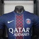 Camisa PSG Home I 2025/26 Nike Jogador Masculina Azul, uniforme com tecnologia de performance, design moderno e detalhes em vermelho e branco para torcedores do Paris Saint-Germain.”