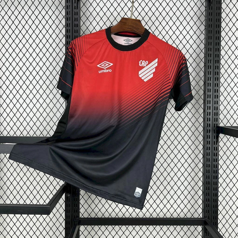 Camisa Athletico Paranaense Home (1) 2025/26 Umbro Torcedor Masculina com escudo oficial bordado e logo Umbro estampado, modelo clássico em vermelho e preto do clube paranaense.