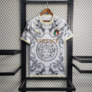 Camisa Concept Itália x Versace Masculina, branca, modelo torcedor, com escudo da seleção italiana no peito e detalhes exclusivos da Versace, feita em tecido leve e respirável, ideal para torcer com estilo e exclusividade