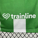 Kit Infantil Real Bétis Home (1) 2025/26 Hummel oficial, camisa verde e branca com escudo do Real Bétis em destaque, shorts combinando, uniforme completo para crianças de 3 a 13 anos"