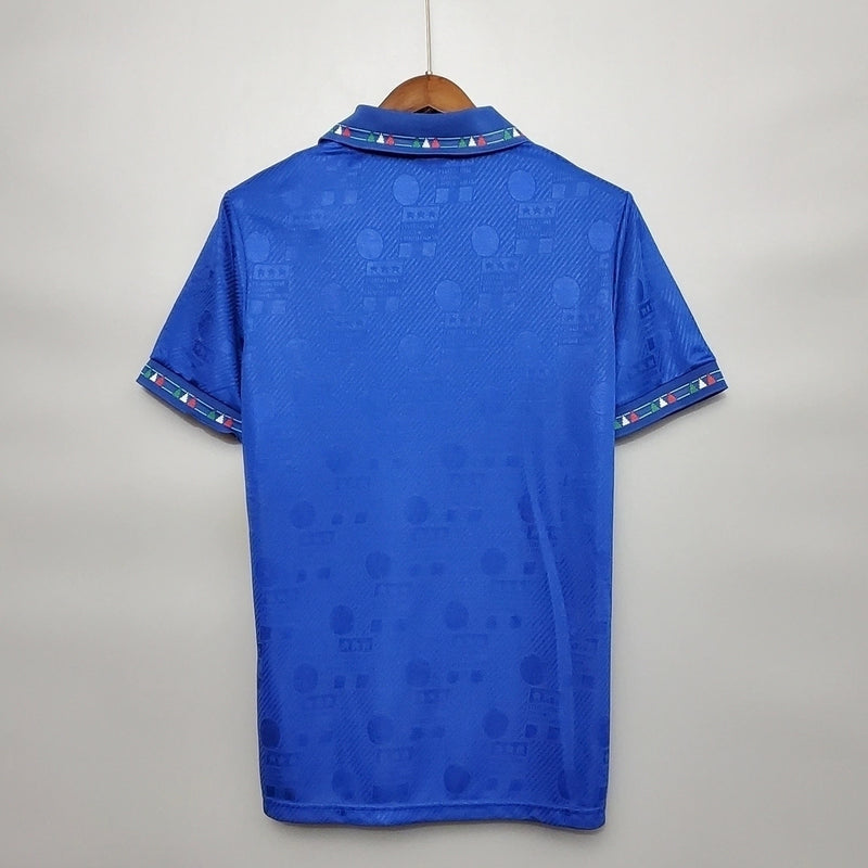 Camisa Itália Home I 1994/95 Retrô masculina, azul, com escudo da seleção italiana no peito e detalhes clássicos da temporada 1994/95, feita em tecido leve e confortável, ideal para colecionadores, fãs de futebol histórico e uso casual.”
