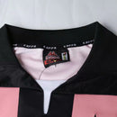 Camisa Juventus Away II 1997/98 Kappa Retrô Masculina rosa com detalhes pretos, escudo da Juventus bordado e logo Kappa no peito e ombros.