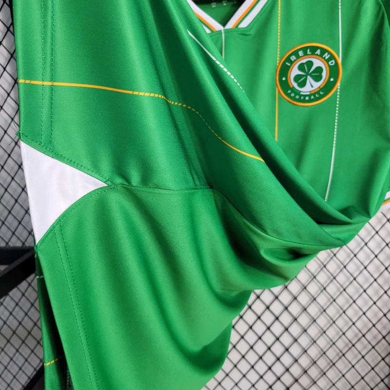 Camisa Irlanda Home I 2023/24 Castore masculina verde com detalhes em branco e laranja, gola careca, mangas curtas e tecido leve respirável para torcedores"