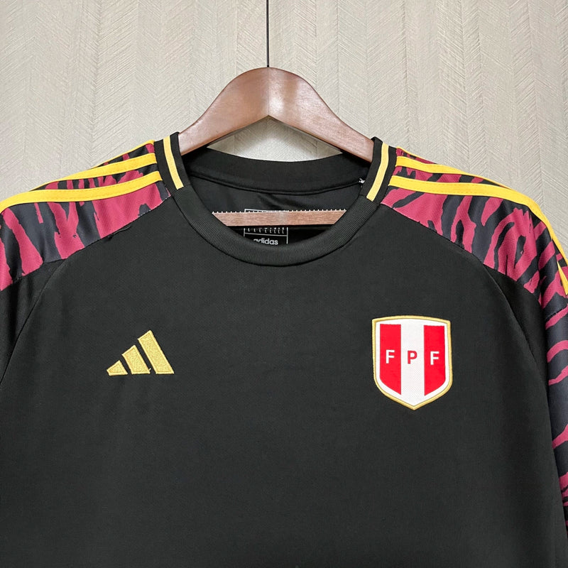 Camisa Peru Away II 2024/25 Adidas masculina, preta, com escudo da seleção peruana no peito, detalhes clássicos e listras diagonais, tecido leve e respirável com tecnologia AEROREADY, ideal para treinos, jogos e torcer pelo time com estilo e conforto.”