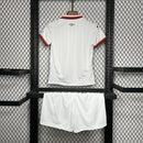 Kit Infantil Milan Away II 2024/25 Puma com camisa e short branco, uniforme infantil leve e respirável, ideal para jogos, treinos e jovens torcedores do AC Milan."
