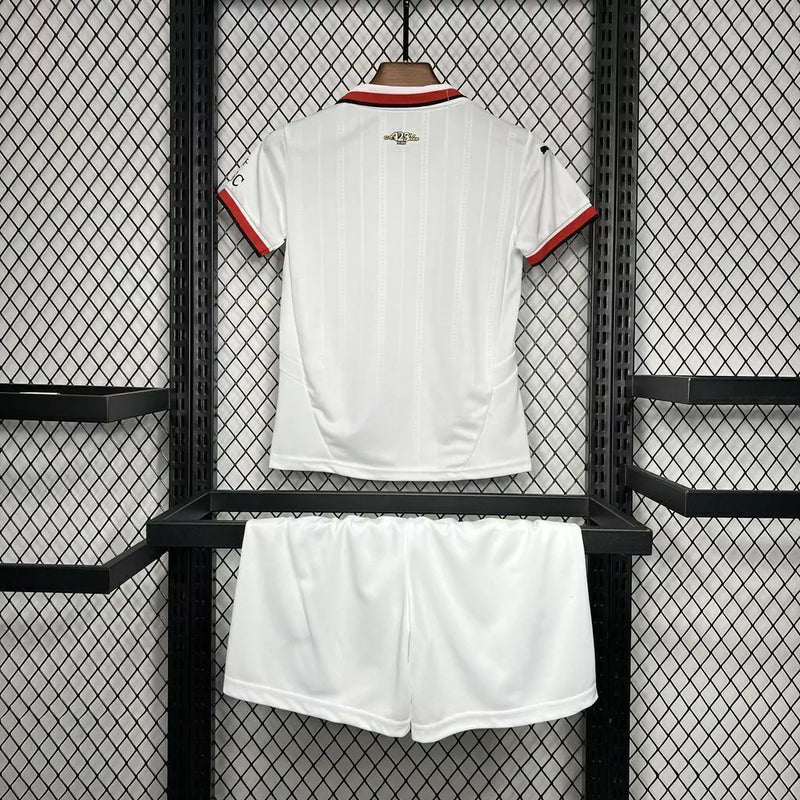 Kit Infantil Milan Away II 2024/25 Puma com camisa e short branco, uniforme infantil leve e respirável, ideal para jogos, treinos e jovens torcedores do AC Milan."