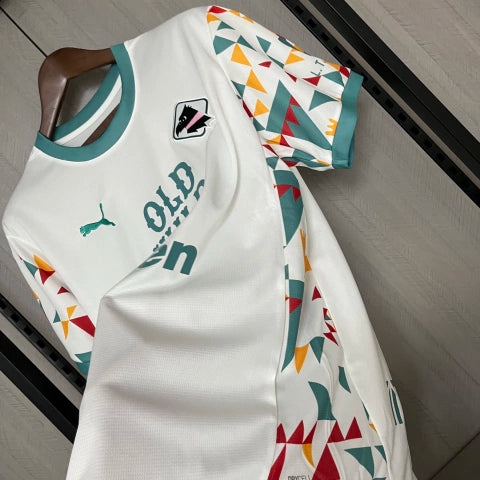 Camisa Palermo Third III 2024/25 Puma Torcedor Masculina branca com detalhes sutis em rosa e preto, escudo bordado no peito, logo Puma em destaque, gola redonda moderna e tecido respirável dryCELL, ideal para torcedores que valorizam estilo, conforto e tradição do clube italiano.