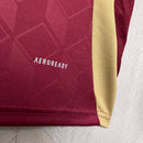Camisa Bélgica Home I 2024/25 Adidas masculina, vinho, com escudo da seleção belga no peito, detalhes modernos e as três listras Adidas nos ombros, tecido leve e respirável com tecnologia AEROREADY, ideal para jogos, treinos e torcer com estilo e conforto.”
