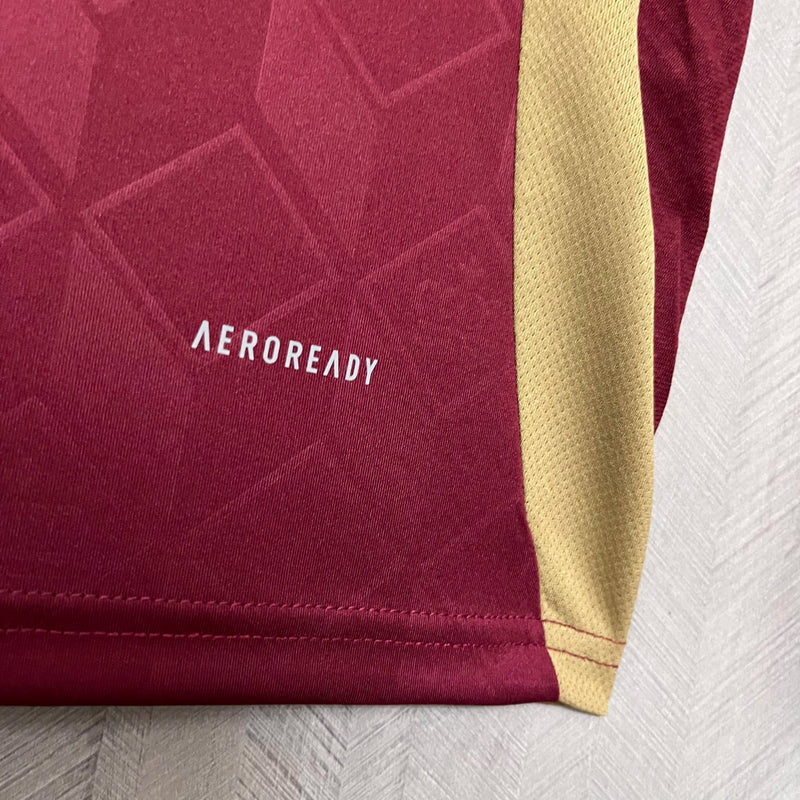 Camisa Bélgica Home I 2024/25 Adidas masculina, vinho, com escudo da seleção belga no peito, detalhes modernos e as três listras Adidas nos ombros, tecido leve e respirável com tecnologia AEROREADY, ideal para jogos, treinos e torcer com estilo e conforto.”