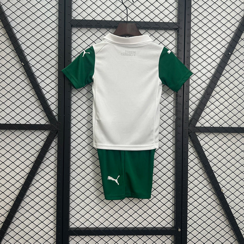 Kit Infantil Palmeiras Away 2025/26 Adidas completo com camisa branca e detalhes verdes, short oficial, escudo bordado do Palmeiras, uniforme torcedor mirim, modelo 3-13 anos, uniforme infantil oficial de futebol, confortável e respirável, ideal para pequenos torcedores e treinos.
