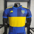 “Camisa oficial de futebol masculina, com design moderno e cores vibrantes, destacando o escudo do clube e logo da marca esportiva”