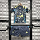 "Kit Infantil Ajax Away (2) 2024/25 Adidas com camisa e short oficial, tecido leve AEROREADY, escudo bordado e design autêntico do segundo uniforme do Ajax Amsterdam."