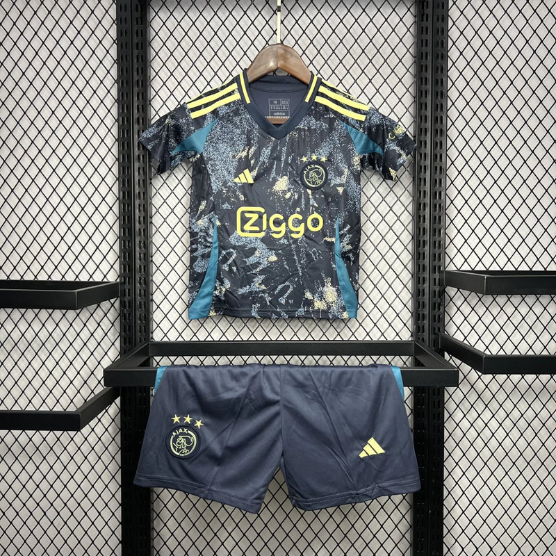"Kit Infantil Ajax Away (2) 2024/25 Adidas com camisa e short oficial, tecido leve AEROREADY, escudo bordado e design autêntico do segundo uniforme do Ajax Amsterdam."