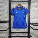 Camisa Cruzeiro Home I 2024/25 Adidas Torcedora Feminina azul com detalhes em branco, escudo bordado do Cruzeiro e gola careca, ideal para torcedoras e fãs do clube