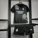 Kit infantil Real Madrid Away (2) 2024/25 Edição Y-3 completo, camisa e shorts oficiais, uniforme infantil licenciado do clube espanhol para jovens torcedores