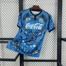 Camisa Napoli “Edição Cyborg” 2025/26 EA7 Torcedor Masculina azul com detalhes metálicos e design futurista, escudo cromado e gola moderna, representando inovação e estilo do clube napolitano.