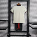"Kit Infantil Flamengo Away II 2022/23 Adidas, camisa branca com detalhes em vermelho e preto, shorts e meias combinando, uniforme oficial para torcedores mirins do Flamengo."