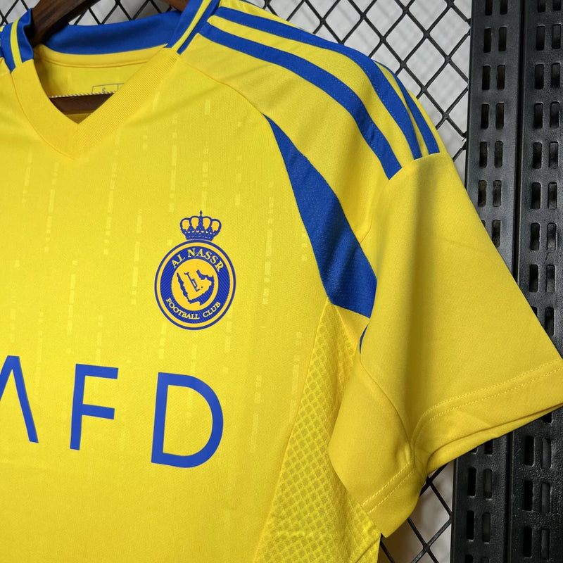 Camisa Al-Nassr Home (1) 2024/25 Adidas Torcedor Masculina na cor amarela com detalhes em azul, escudo do Al-Nassr aplicado no peito e logo Adidas bordado, modelo oficial da temporada 2024/25."
