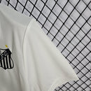 Camisa Santos Retrô 1970 Torcedor Masculina Branca com escudo antigo bordado, gola polo e design clássico inspirado na era de Pelé
