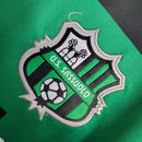 Camisa Sassuolo Home I 2022/23 Puma Torcedor Masculina Verde e Preta com listras verticais, escudo do clube e design clássico para torcedores apaixonados.”