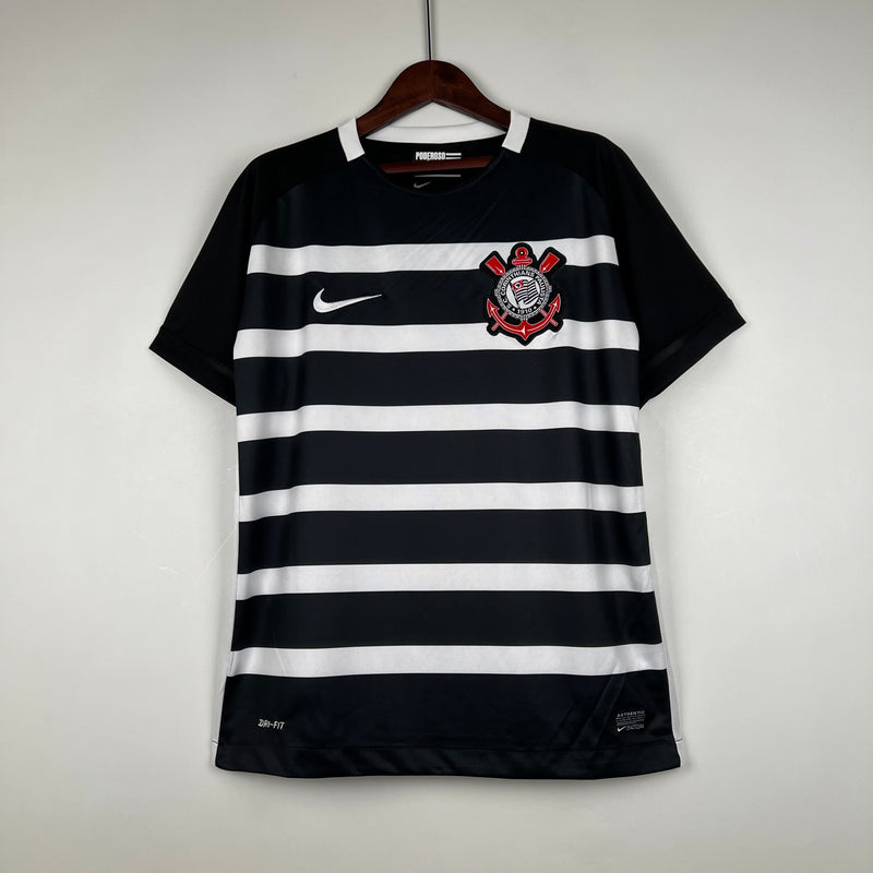 Camisa retrô do Corinthians modelo Away II 2015/16 torcedor masculina, branca com listras verticais finas em cinza claro, escudo do clube bordado no peito esquerdo, logo da Nike em preto no peito direito e gola careca