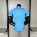 Camisa Bélgica Away II 2024/25 Adidas Jogador masculina, azul com detalhes em amarelo, escudo da seleção belga no peito e três listras Adidas nos ombros, modelo com caimento justo e tecnologia HEAT.RDY para ventilação e conforto, ideal para treinos intensos e torcer com estilo.”