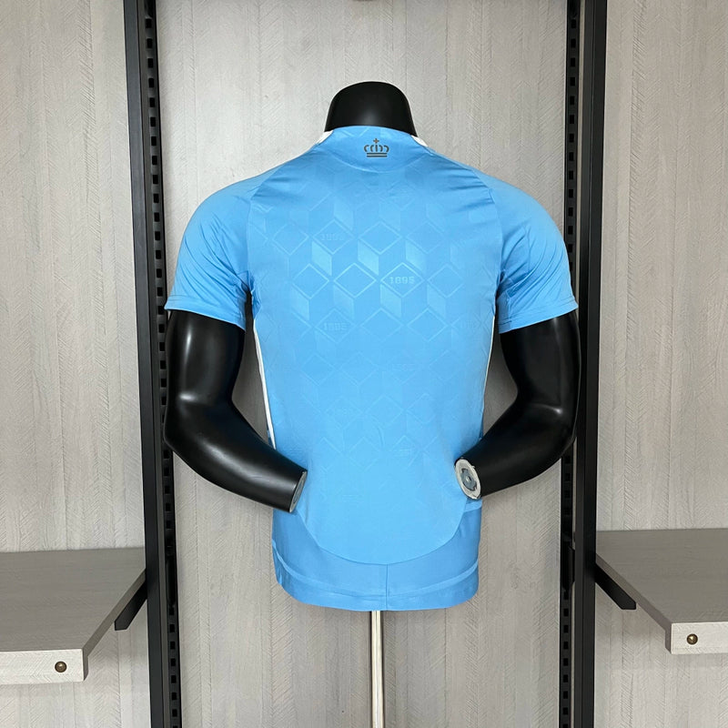 Camisa Bélgica Away II 2024/25 Adidas Jogador masculina, azul com detalhes em amarelo, escudo da seleção belga no peito e três listras Adidas nos ombros, modelo com caimento justo e tecnologia HEAT.RDY para ventilação e conforto, ideal para treinos intensos e torcer com estilo.”