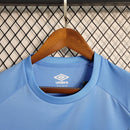 Athletico Paranaense Third (3) 2023/24 Umbro Torcedor Masculina azul com escudo oficial bordado e logo Umbro estampado, modelo diferenciado e moderno do clube paranaense.