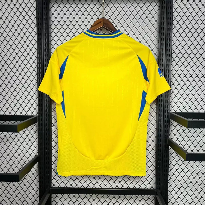 Camisa Al-Nassr Home I 2024/25 Torcedor Masculina, amarela com detalhes em azul, tecido leve e confortável, uniforme oficial do clube saudita para torcedores
