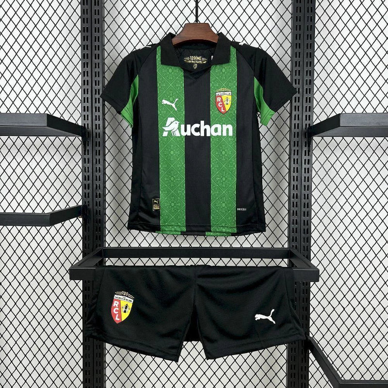 Kit Infantil RC Lens Away II 2025/26 Puma, camisa e shorts oficiais em vermelho e amarelo, disponível para crianças de 3-4 a 12-13 anos, confortável e ideal para pequenos torcedores."