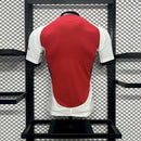 Camisa Arsenal Home 2024/25 Jogador Masculina Adidas – modelo  vermelho com detalhes brancos e dourados, versão Player Issue usada pelos jogadores do Arsenal"