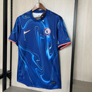 Camisa Chelsea Home 2024/25 Masculina para torcedor, azul royal com detalhes em branco, modelo oficial do clube, ideal para fãs do Chelsea FC"