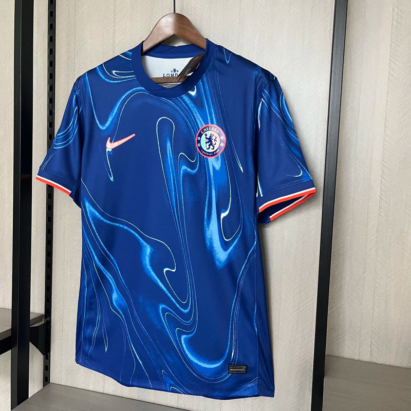 Camisa Chelsea Home 2024/25 Masculina para torcedor, azul royal com detalhes em branco, modelo oficial do clube, ideal para fãs do Chelsea FC"