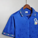 Camisa Itália Home I 1994/95 Retrô masculina, azul, com escudo da seleção italiana no peito e detalhes clássicos da temporada 1994/95, feita em tecido leve e confortável, ideal para colecionadores, fãs de futebol histórico e uso casual.”