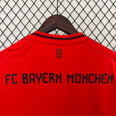 Camisa Bayern de Munique Home 2024/25 Torcedor Masculina Adidas oficial vermelha com escudo bordado e detalhes em branco