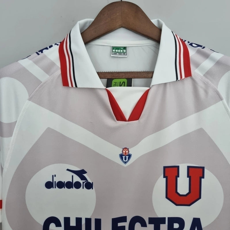 Camisa Universidad de Chile Away II 1996/97 retrô masculina branca, modelo clássico dos anos 90, gola e mangas tradicionais, perfeita para torcedores e colecionadores, estilo histórico e nostálgico do futebol chileno"