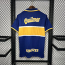 Camisa Boca Juniors Home (1) 1996/97 Nike Retrô Masculina azul com faixa amarela, escudo bordado e logo Nike estampado, modelo inspirado no uniforme oficial dos anos 90.