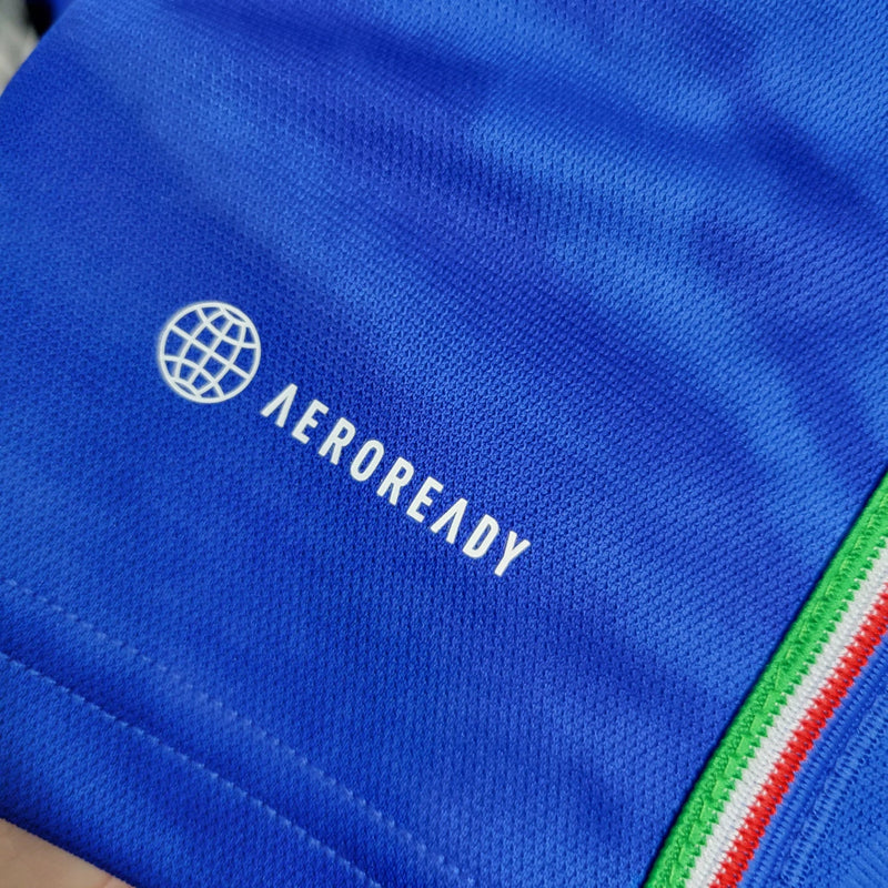 Camisa Itália Home I 2023/24 Adidas Torcedor masculina, azul, com escudo da seleção italiana no peito e três listras Adidas nos ombros, feita em tecido leve e respirável, modelo com caimento torcedor mais solto e confortável, ideal para torcer com estilo e autenticidade.”