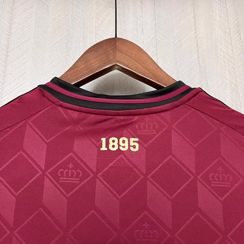 Camisa Bélgica Home I 2024/25 Adidas masculina, vinho, com escudo da seleção belga no peito, detalhes modernos e as três listras Adidas nos ombros, tecido leve e respirável com tecnologia AEROREADY, ideal para jogos, treinos e torcer com estilo e conforto.”