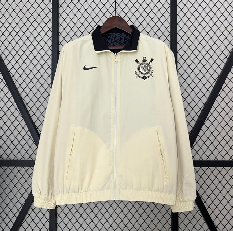 Detalhe da camisa Nike Corinthians 110 Anos 2023 bege com escudo do clube e tecido tecnológico.