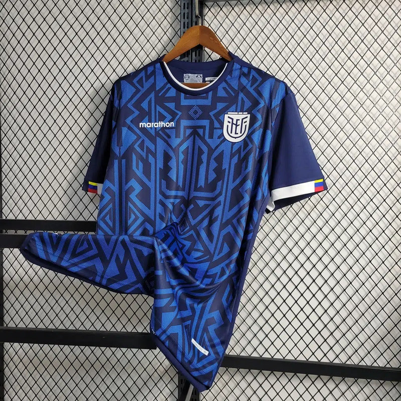 Camisa Equador Home I 2022/23 Torcedor Masculina azul, uniforme da seleção equatoriana La Tri, escudo bordado, design moderno e tecido leve e respirável."
camisa Equador 2022/23 azul
camisa seleção Equador masculina
camisa de futebol Equador La Tri
uniforme Equador 2022
