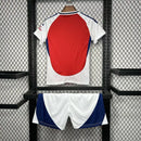 "Kit Infantil Arsenal Home (1) 2024/25 Adidas oficial, camisa vermelha com detalhes brancos, escudo do Arsenal em destaque, shorts combinando, uniforme completo para crianças de 3 a 13 anos"