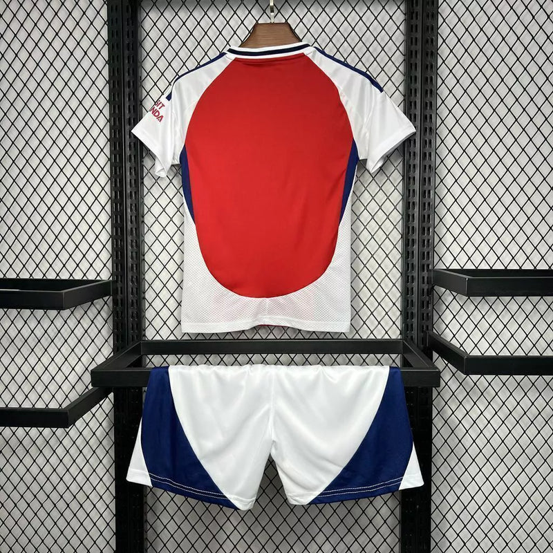 "Kit Infantil Arsenal Home (1) 2024/25 Adidas oficial, camisa vermelha com detalhes brancos, escudo do Arsenal em destaque, shorts combinando, uniforme completo para crianças de 3 a 13 anos"