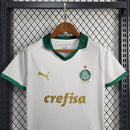 Kit Infantil Palmeiras Away 2024/25 Puma completo, com camisa branca e detalhes verdes, shorts combinando e meiões, uniforme oficial torcedor infantil, conforto e estilo para crianças de 3 a 13 anos, produto licenciado Puma."