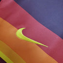 Camisa Roma Home I 2020/21 Nike Retrô Masculina grená, com detalhes em amarelo e laranja, gola polo e escudo bordado da Roma