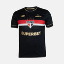 Camisa Comemorativa SPFC 2025 Masculina New Balance na cor preta com detalhes dourados, faixa tricolor no peito e escudo oficial do São Paulo Futebol Clube.